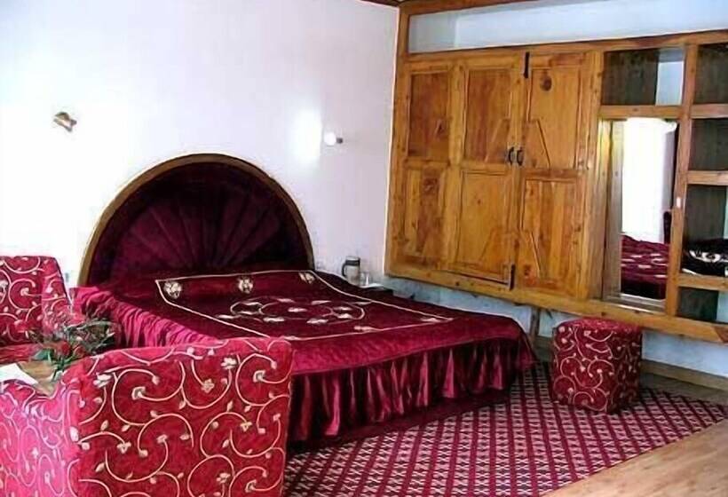 בית מלון כפרי Glacier Resort