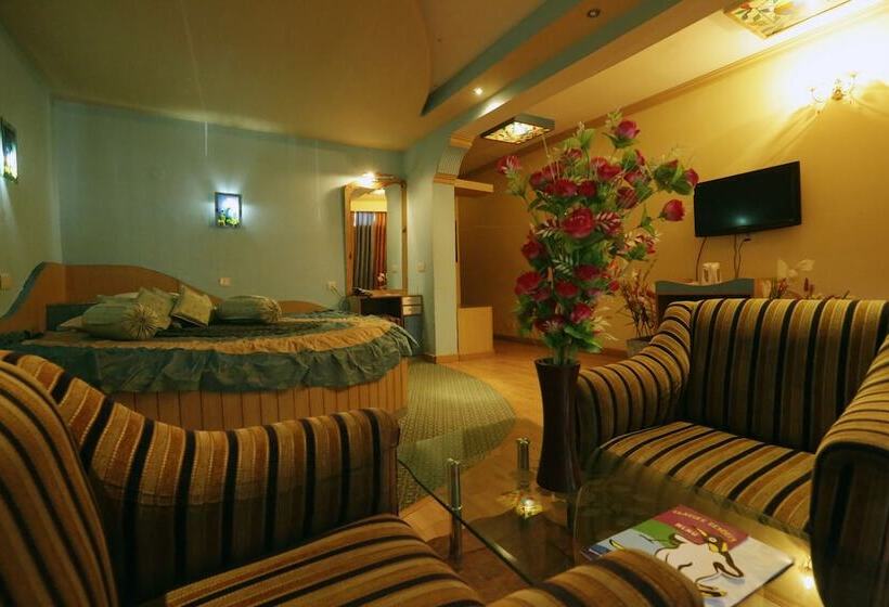 בית מלון כפרי Glacier Resort