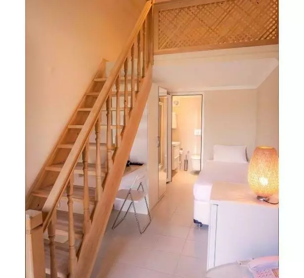 تختخواب و صبحانه Ion Club Loft Rooms
