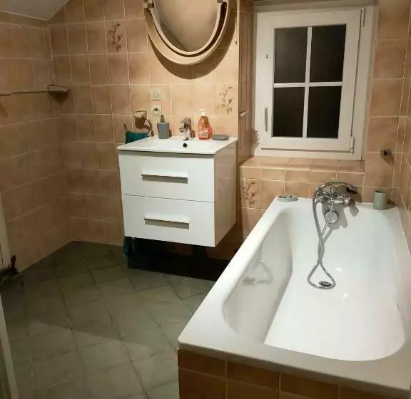 Majatalo Rêves De Gamins, Chambre De Droite, 4 Couchages Dans Gîte De Campagne La Camusière, Proche Du Pôle E