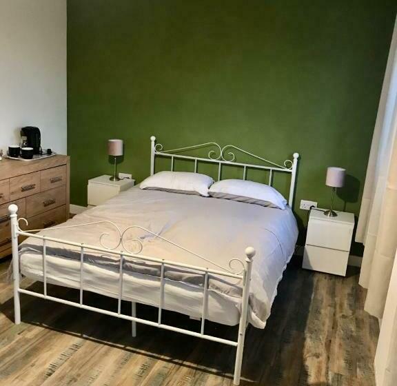 Bed and Breakfast 27 William Jessop Way Bristol Bs13 0rl