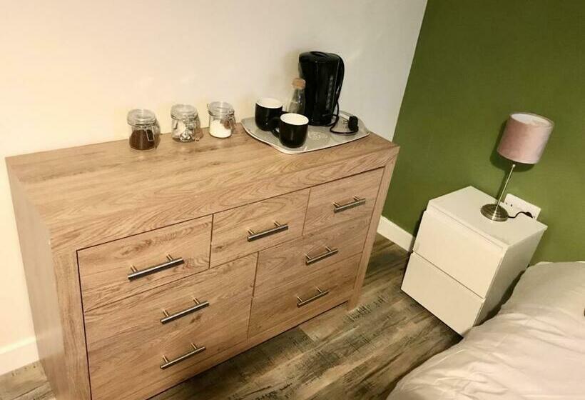 Bed and Breakfast 27 William Jessop Way Bristol Bs13 0rl