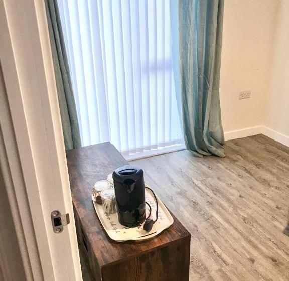 Bed and Breakfast 27 William Jessop Way Bristol Bs13 0rl