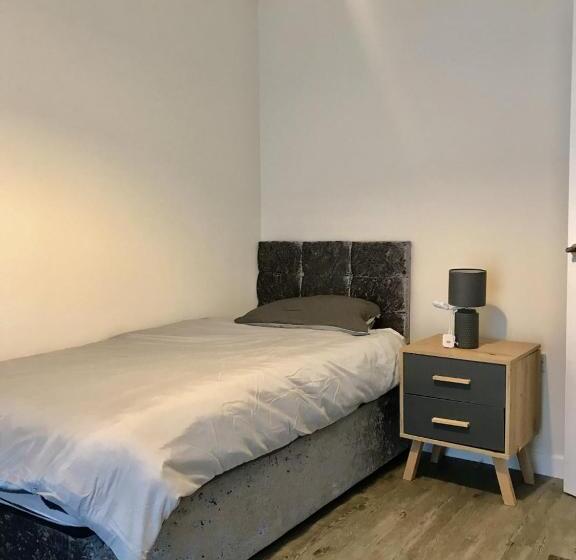 Bed and Breakfast 27 William Jessop Way Bristol Bs13 0rl