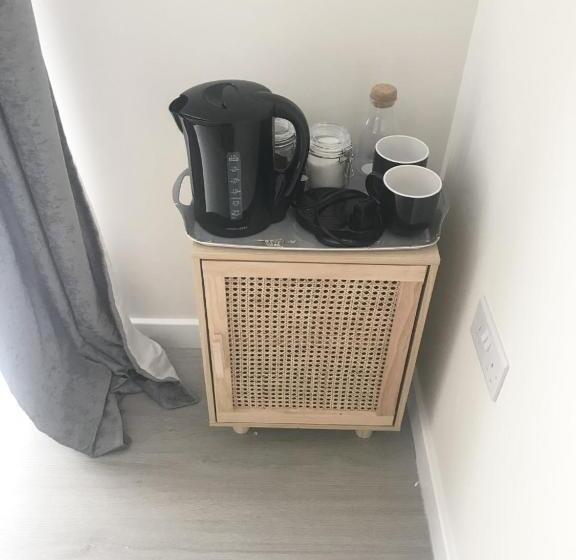 Bed and Breakfast 27 William Jessop Way Bristol Bs13 0rl