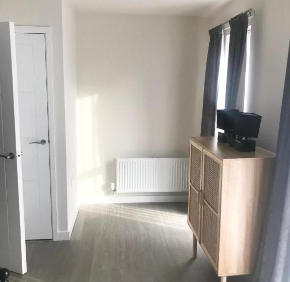 Bed and Breakfast 27 William Jessop Way Bristol Bs13 0rl