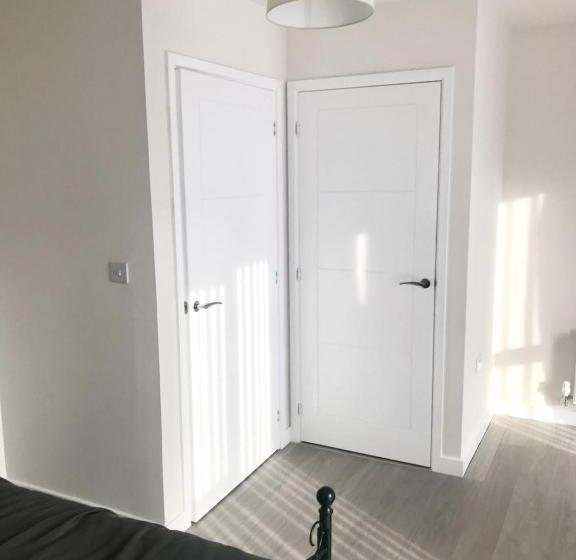 Bed and Breakfast 27 William Jessop Way Bristol Bs13 0rl