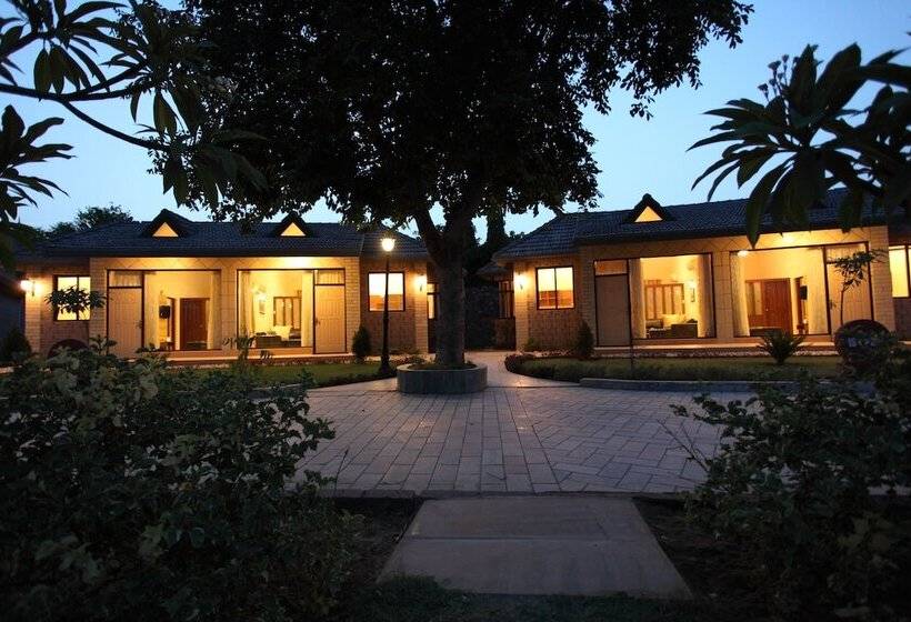 Отель Shri Radha Brij Vasundhara Resort & Spa