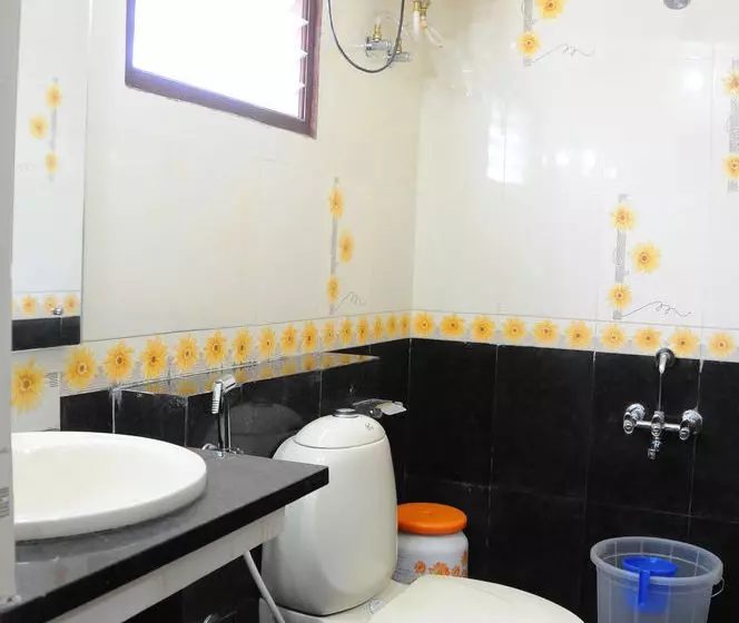 Pensió Lloyds Serviced Apartments, Near Music Academy