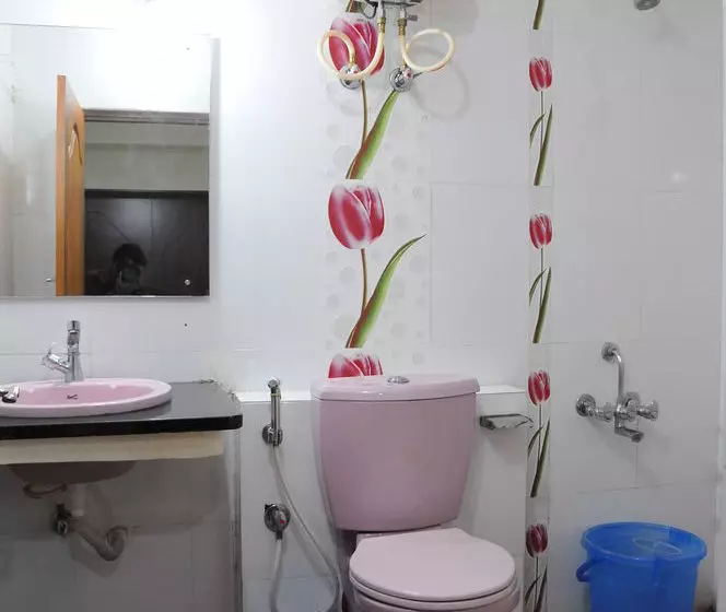 Pensió Lloyds Serviced Apartments, Near Music Academy