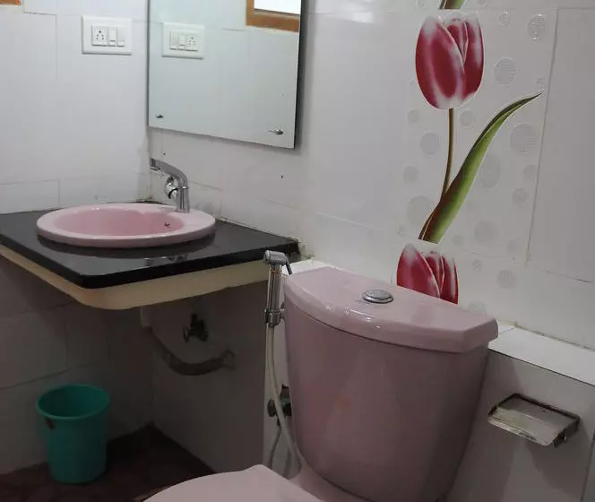 Pensió Lloyds Serviced Apartments, Near Music Academy