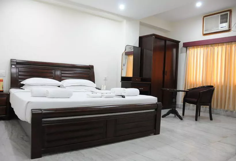 Pensió Lloyds Serviced Apartments, Near Music Academy