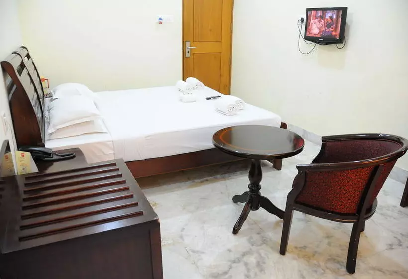 Pensió Lloyds Serviced Apartments, Near Music Academy