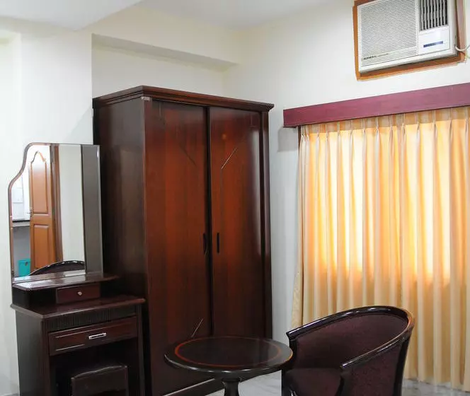 Pensió Lloyds Serviced Apartments, Near Music Academy