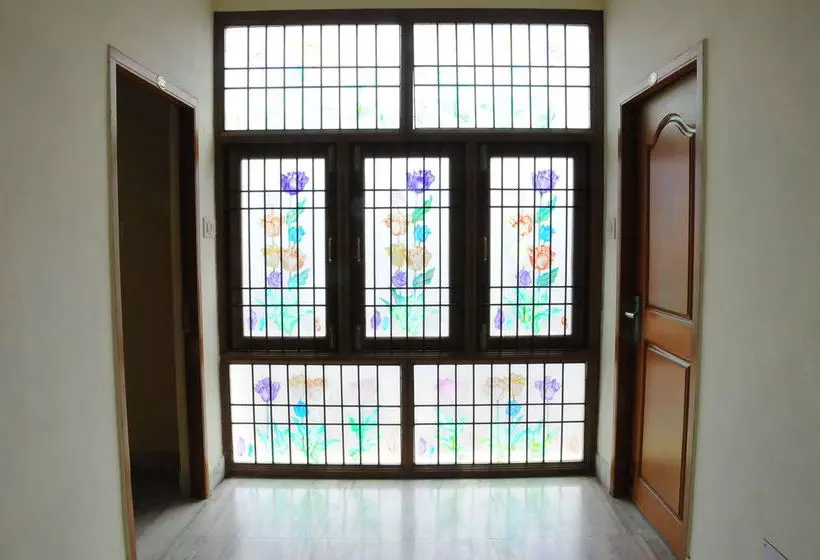 Pensió Lloyds Serviced Apartments, Near Music Academy