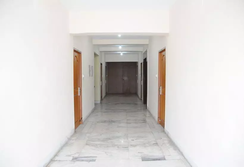 Pensió Lloyds Serviced Apartments, Near Music Academy