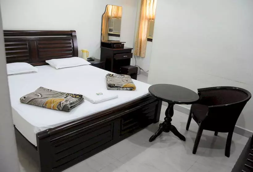 Pensió Lloyds Serviced Apartments, Near Music Academy