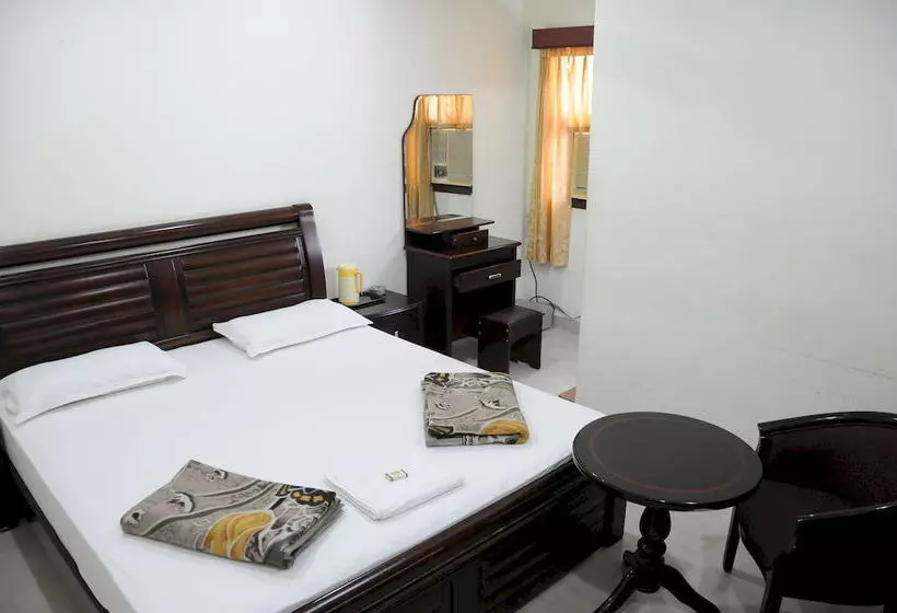 Pensió Lloyds Serviced Apartments, Near Music Academy