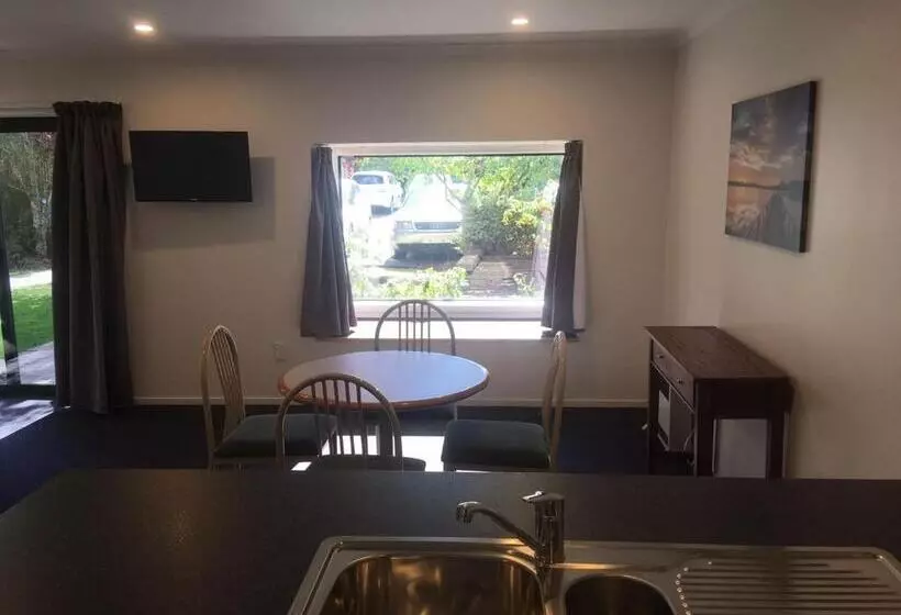 Woodlands Motels And Apartments