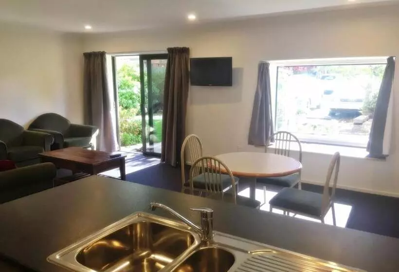 Woodlands Motels And Apartments