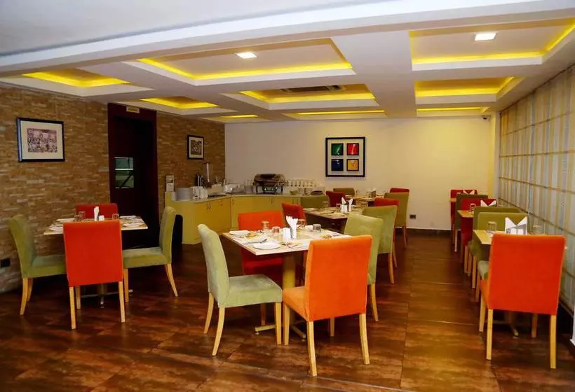 Hôtel Oyo Premium Vazhuthacaud