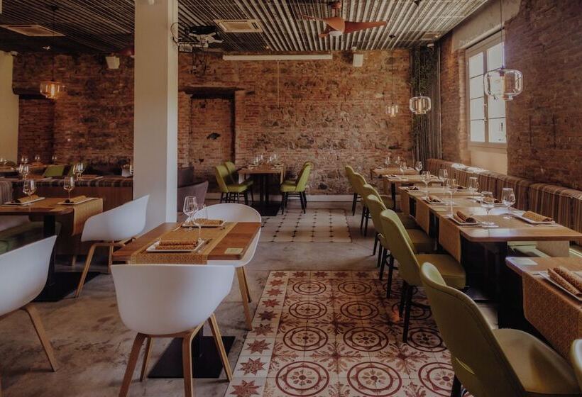 هاستل Alcazaba Premium