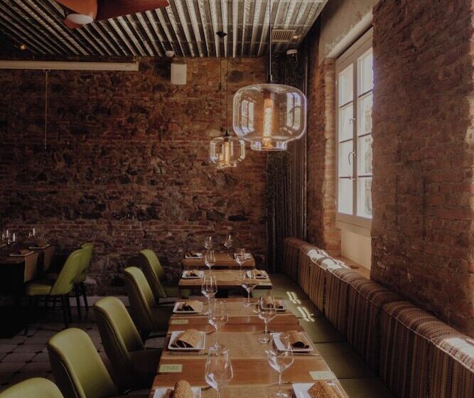 هاستل Alcazaba Premium