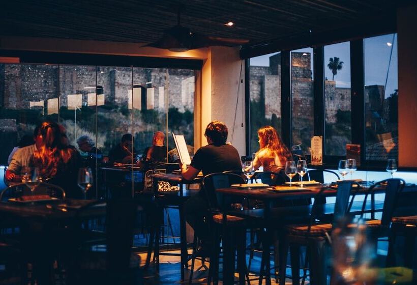 هاستل Alcazaba Premium