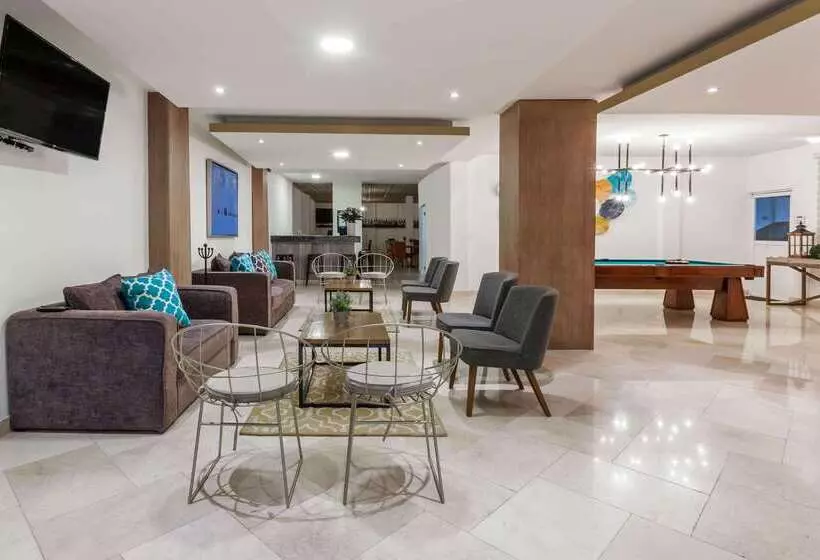 هتل Howard Johnson Leon Avenida