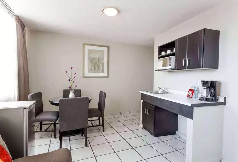 هتل Howard Johnson Leon Avenida