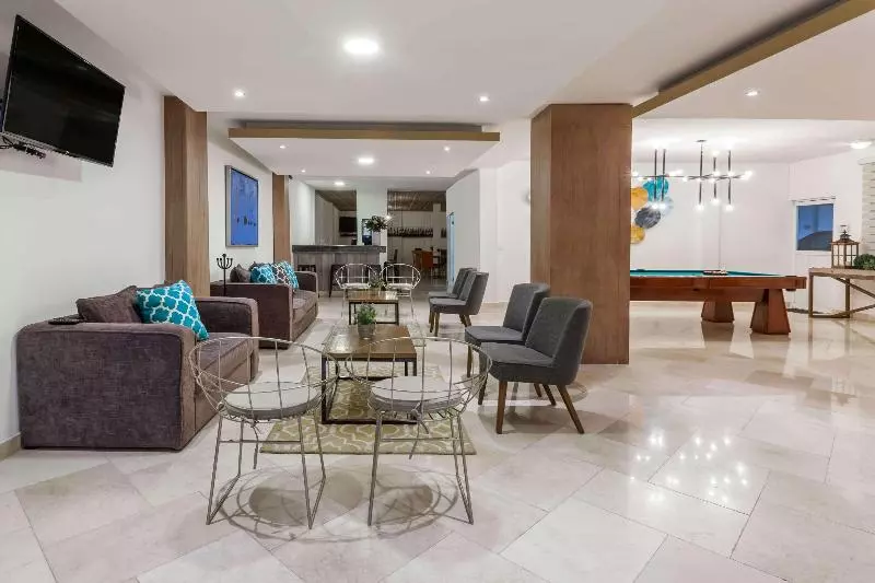 هتل Howard Johnson Leon Avenida