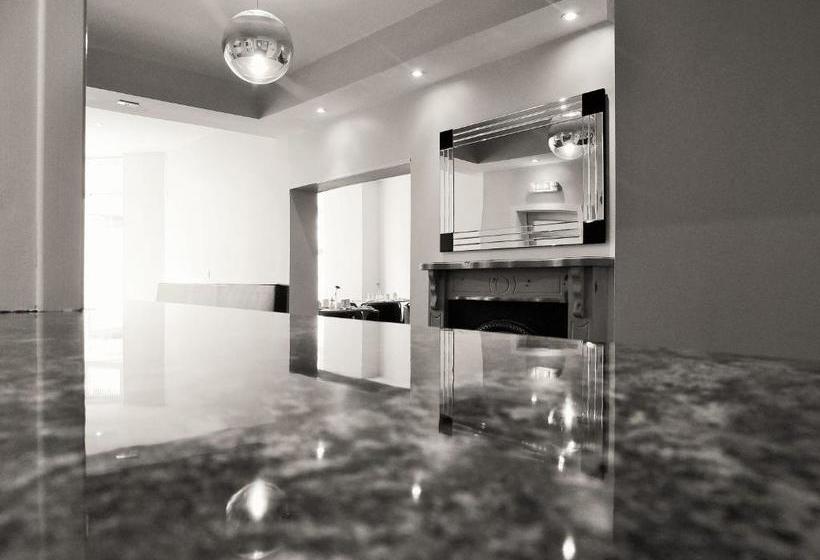 ホテル White House