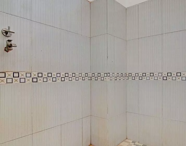 Hotelli Spot On 91950 Guest House Teknong Syariah