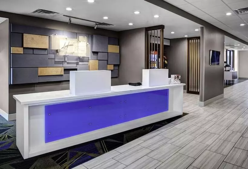 Отель Holiday Inn Express & Suites Coldwater, An Ihg