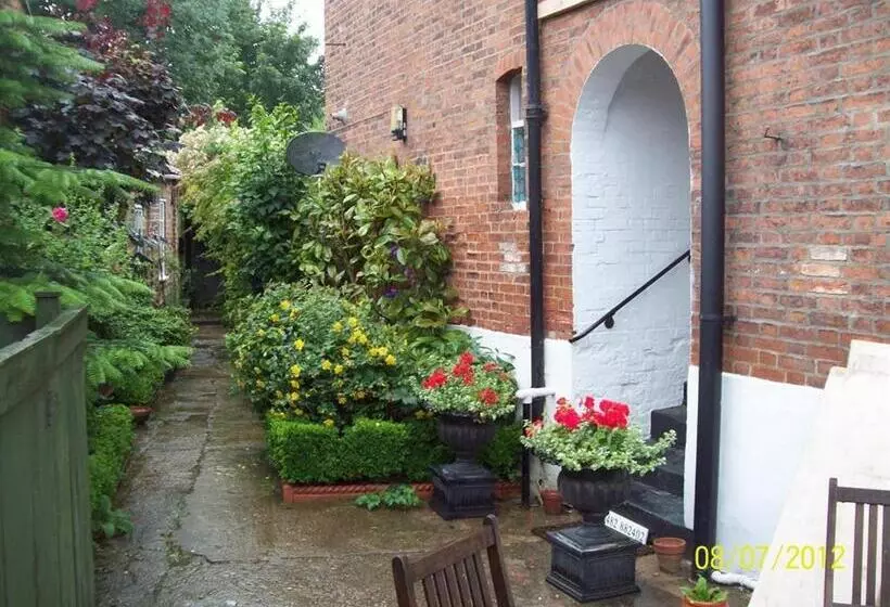 פנסיון Beverley Budget Inn