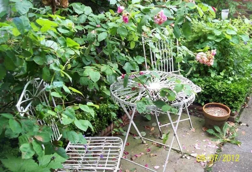 פנסיון Beverley Budget Inn