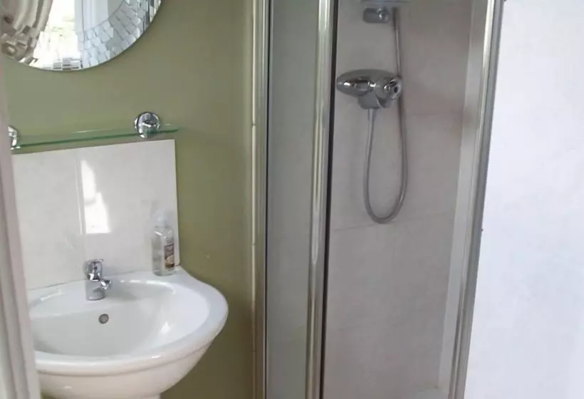 פנסיון Beverley Budget Inn