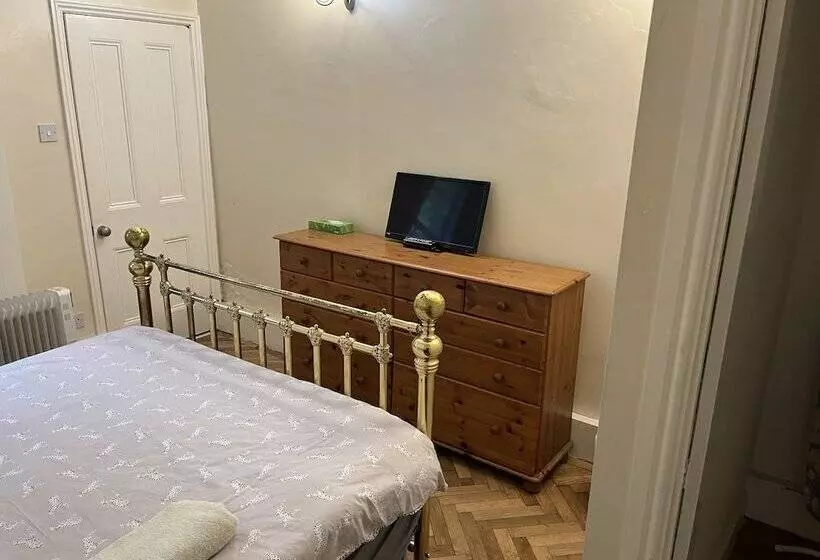 פנסיון Beverley Budget Inn