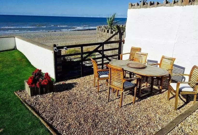 Superb Cintra Beachside Apartments