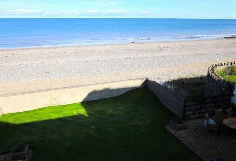 Superb Cintra Beachside Apartments