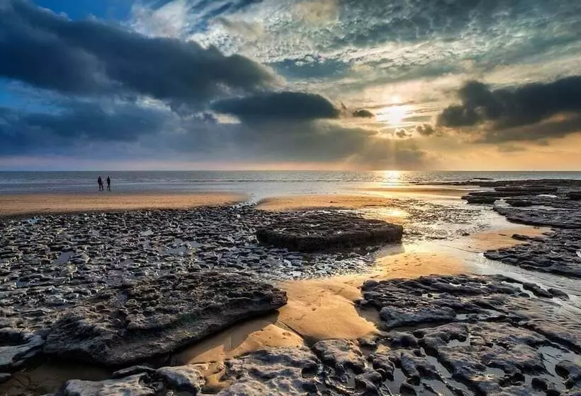 Superb Cintra Beachside Apartments