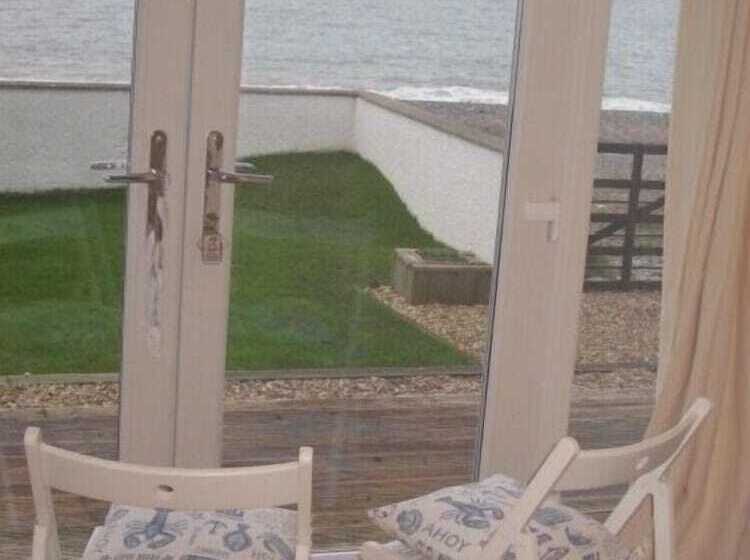 Superb Cintra Beachside Apartments