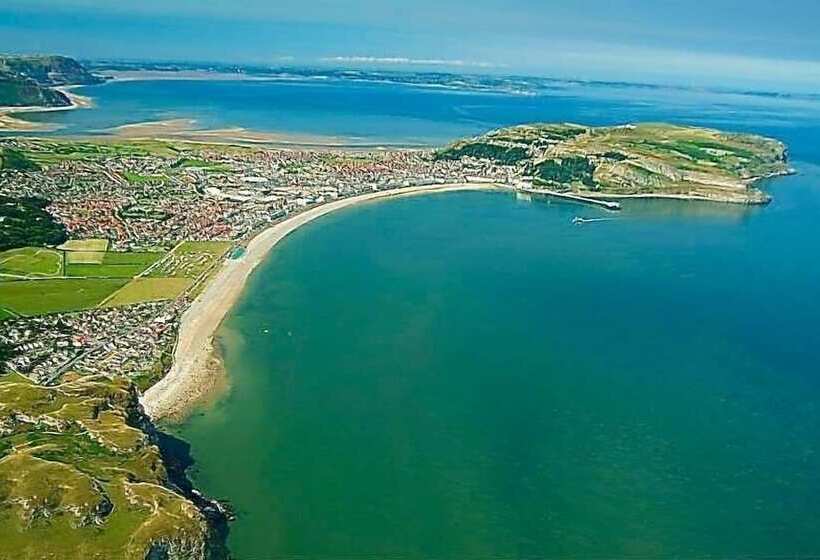 Superb Cintra Beachside Apartments