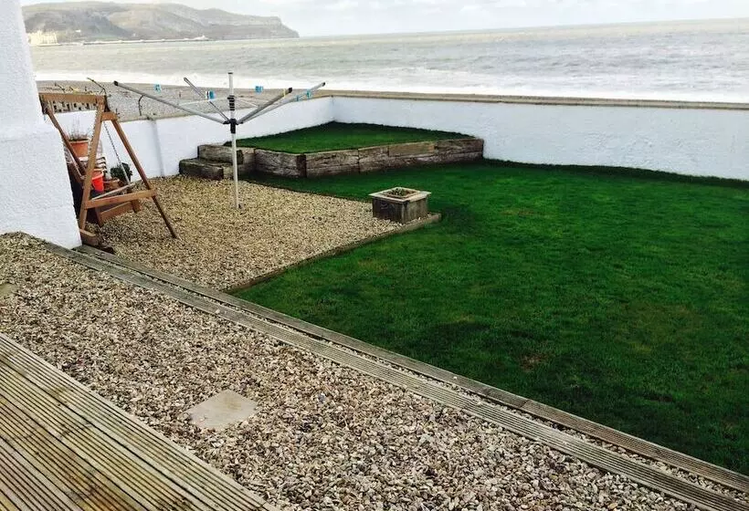 Superb Cintra Beachside Apartments