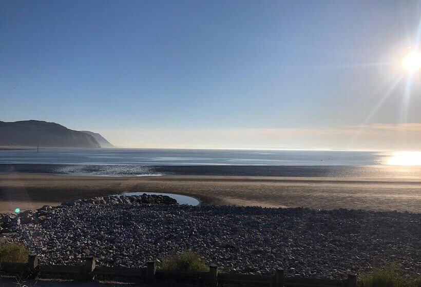 Superb Cintra Beachside Apartments