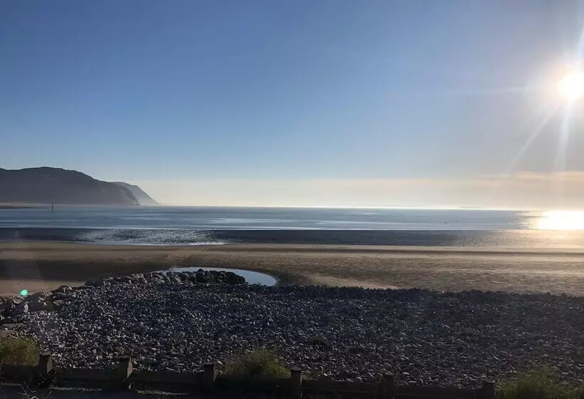 Superb Cintra Beachside Apartments