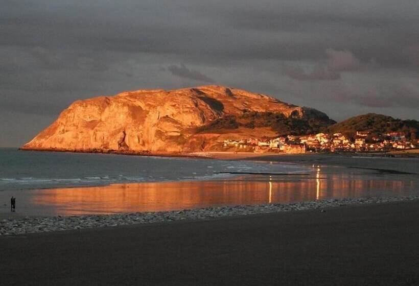 Superb Cintra Beachside Apartments