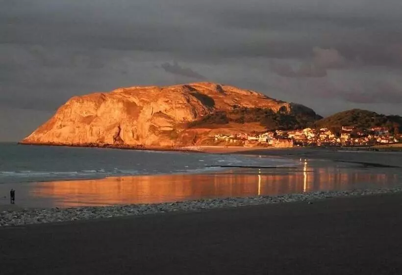 Superb Cintra Beachside Apartments