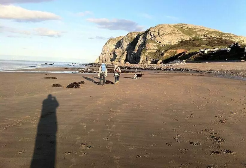 Superb Cintra Beachside Apartments