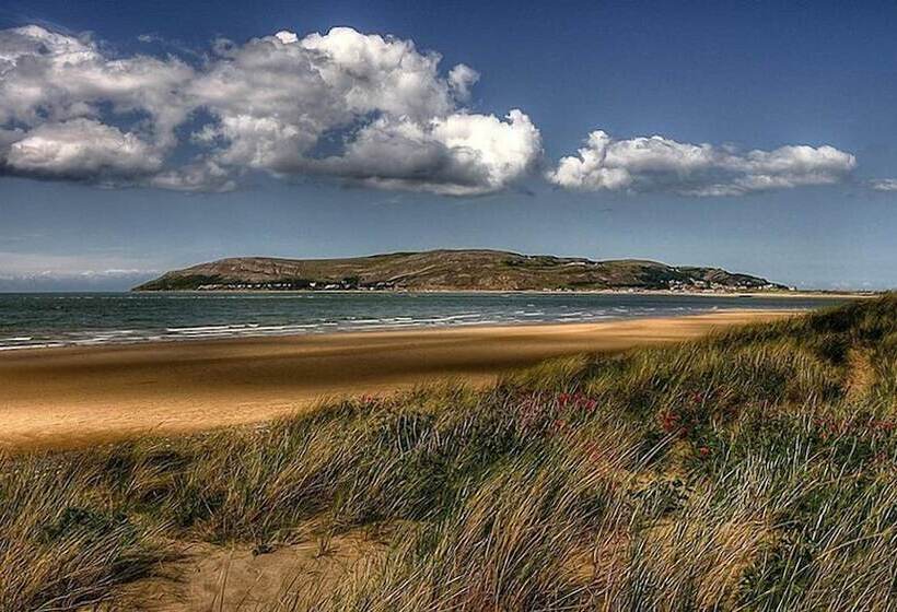 Superb Cintra Beachside Apartments